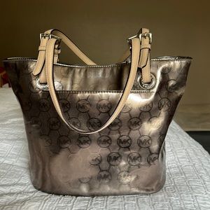 Bronzey metallic with tan handle